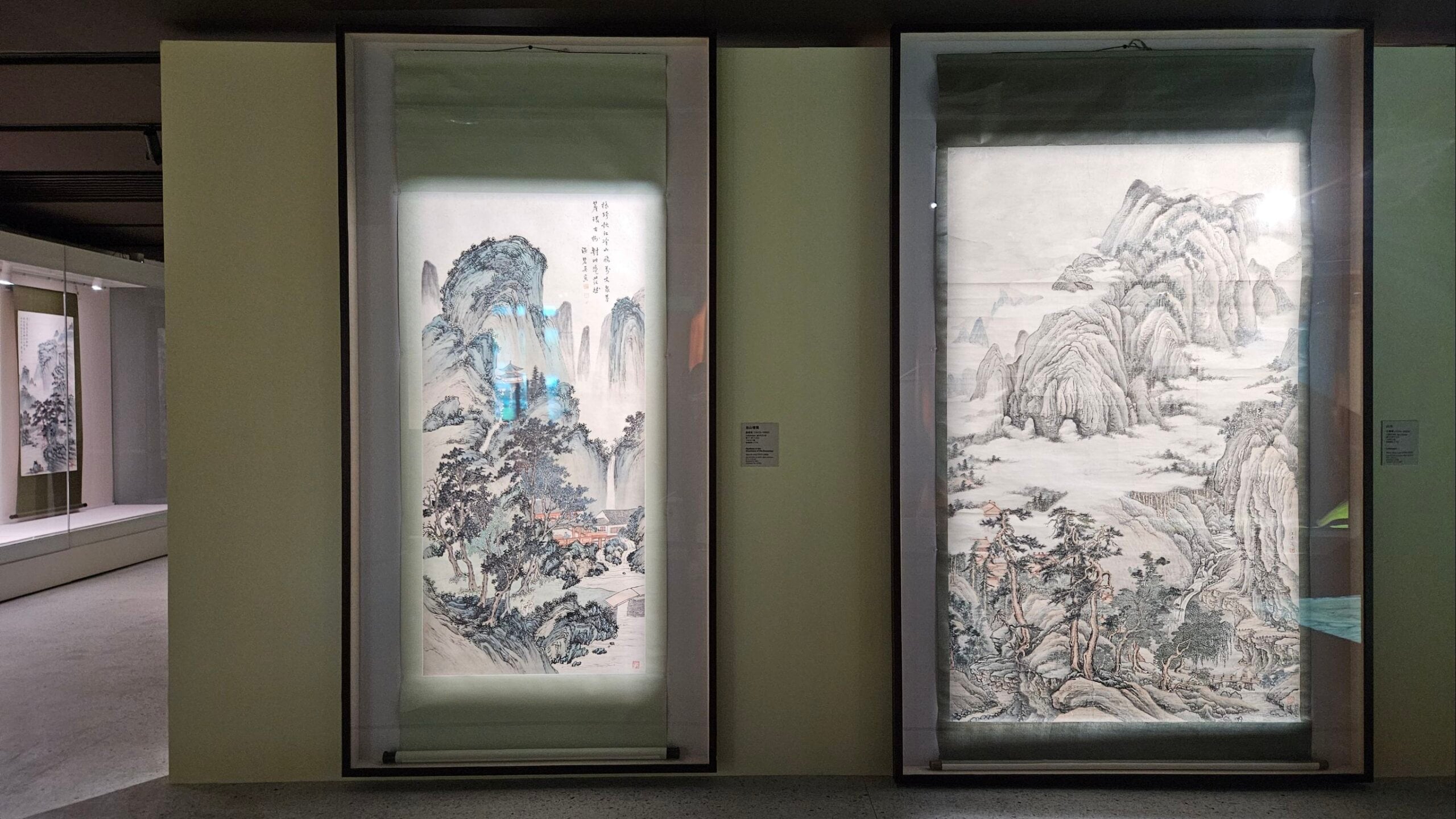 左:溫碧英《仙山樓閣》,創作年代不詳,271×112公分,水墨設色,國立歷史博物館藏 ;右:王壽蘐《山水》,創作年代不詳,220×133公分,水墨設色,國立歷史博物館藏。攝影/曾信容。