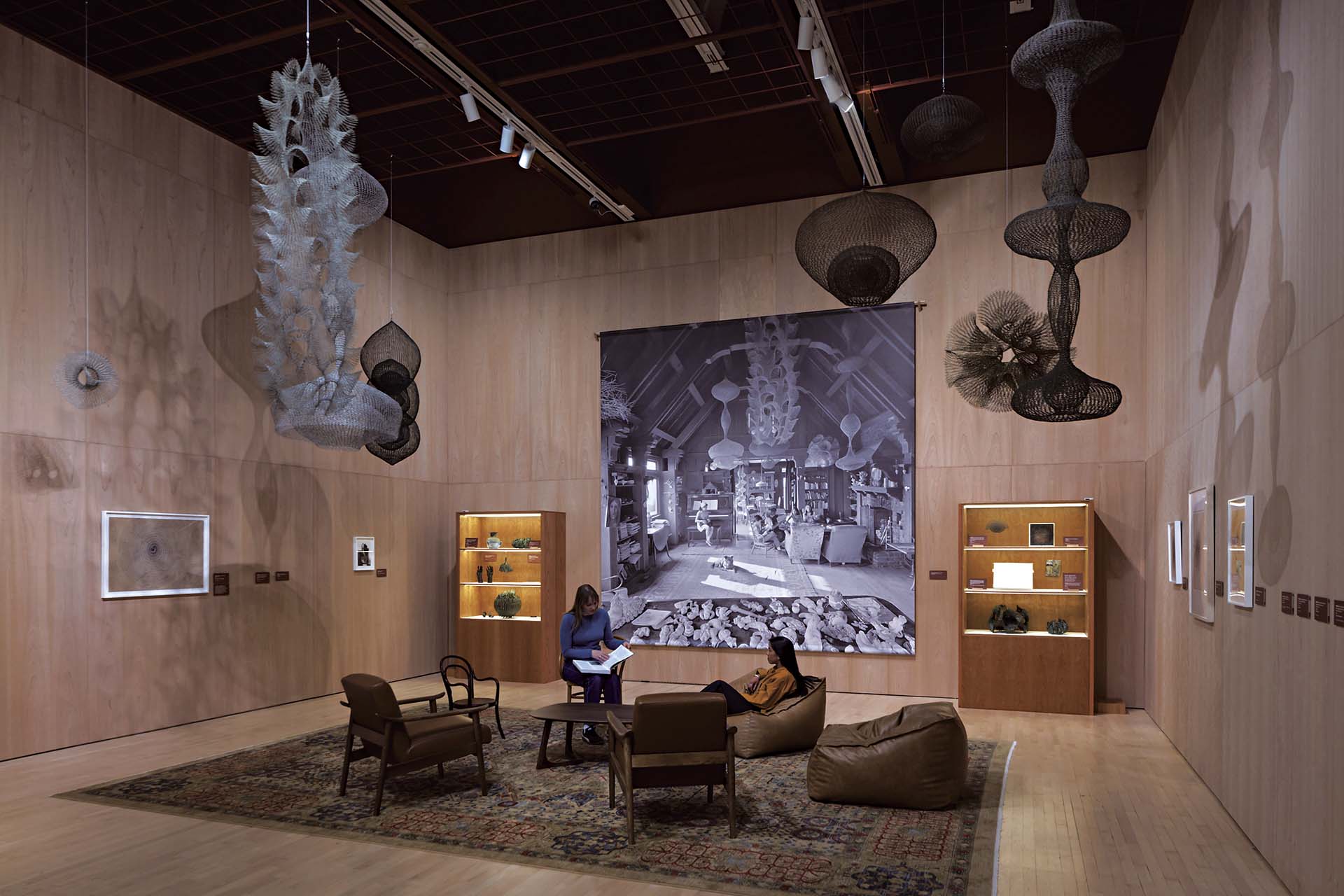 2025年，舊金山現代藝術博物館舉辦「Ruth Asawa: Retrospective」展場一景。（攝影／Henrik Kam，Artwork © 2026 Ruth Asawa Lanier, Inc. Courtesy David Z…