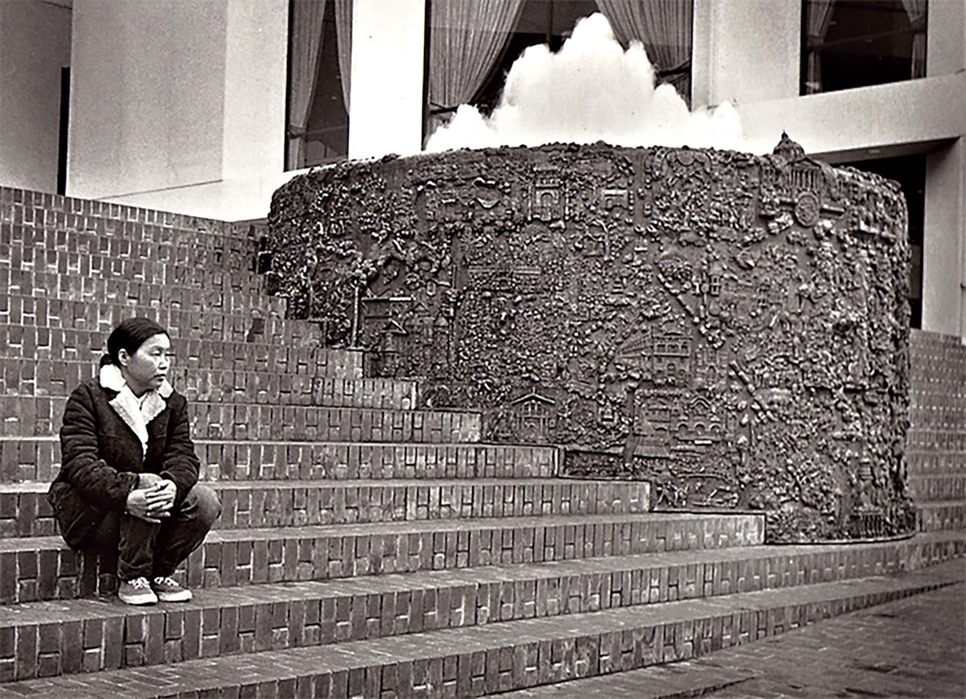 1973年，魯斯．阿薩瓦與《舊金山噴泉》（San Francisco Fountain, PC.004）合照。此作設置於舊金山聯合廣場凱悅酒店。（Photo © Laurence Cuneo. Artwork © 2026 Ruth Asa…