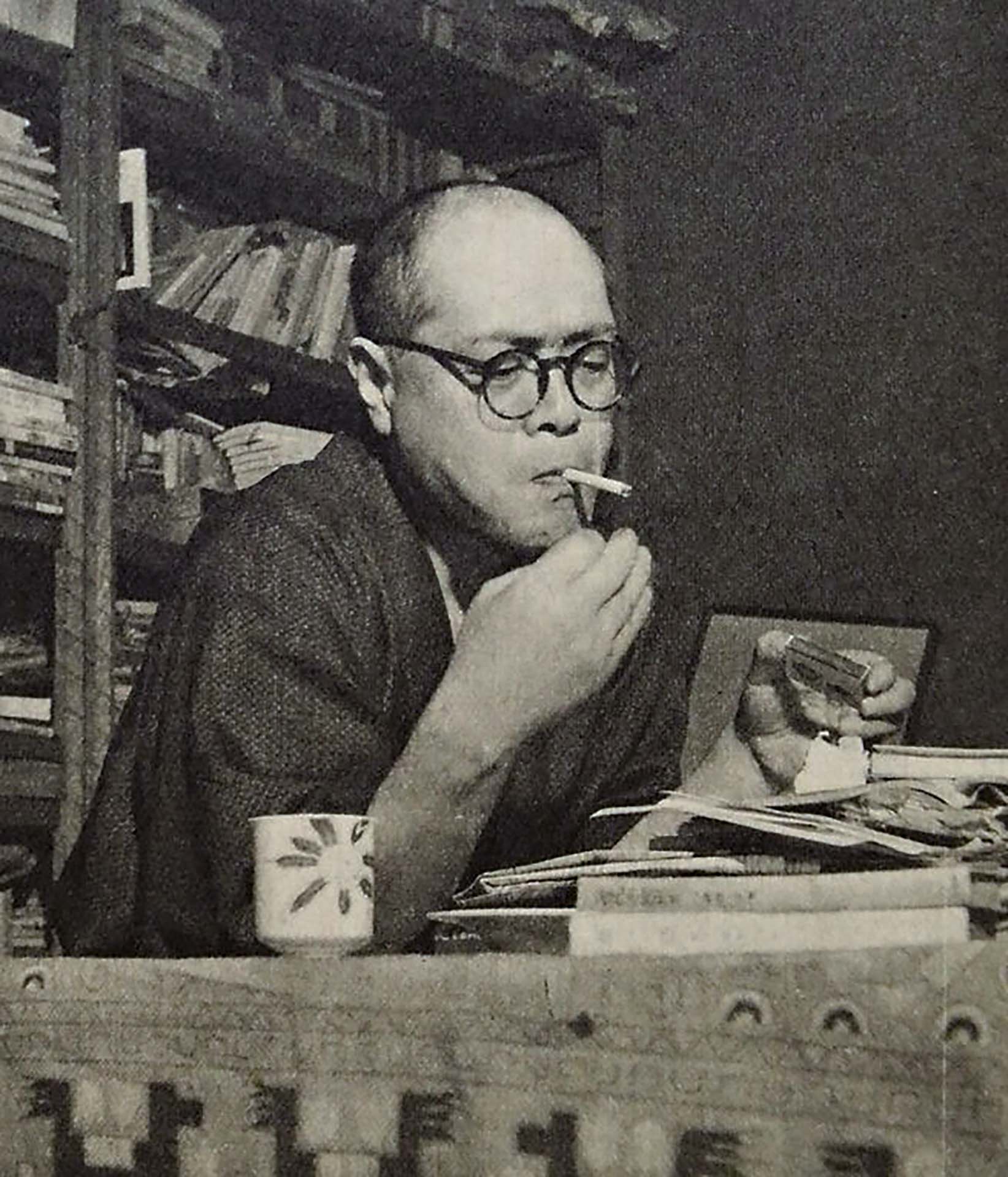 竹內好（Takeuchi Yoshimi）肖像，攝於1953年。（圖片取自：《アサヒグラフ》，1953年5月27日號／朝日新聞社；Public Domain）