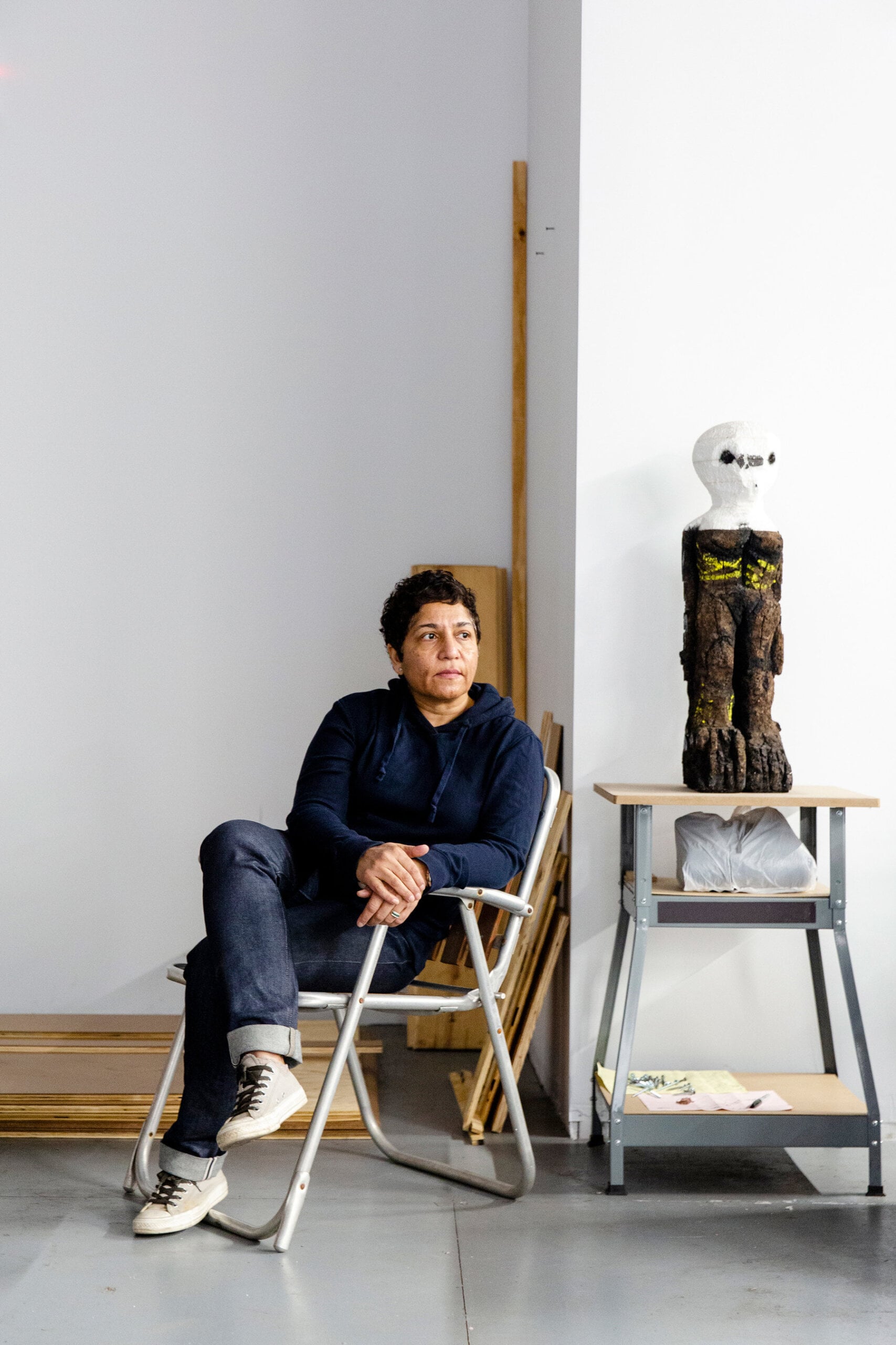 藝術家胡瑪．芭芭（Huma Bhabha）。（圖源／Avant Arte）