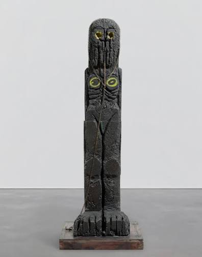 胡瑪．芭芭，《持續》（Constantium），2014年，軟木、保麗龍、壓克力顏料、油性粉彩與鐵絲，228.6 × 61 × 53.3 公分。（圖源／Sotheby’s）