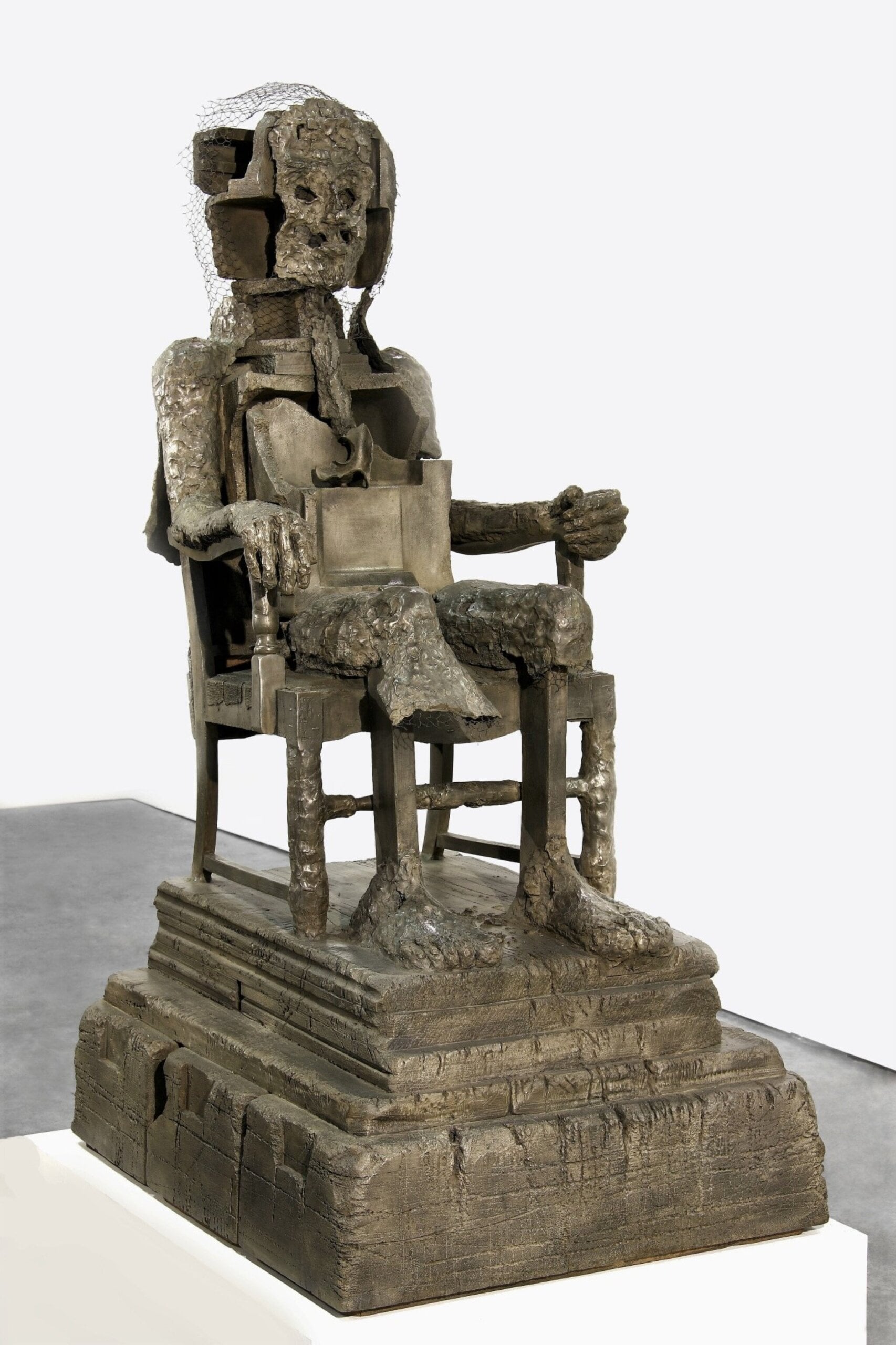 胡瑪．芭芭，《東方學者》（The Orientalist），2007年。青銅，177.8 × 76.2 × 106.7 公分（版數：2/3，另有兩件藝術家自留版）。（圖源／Sotheby’s）