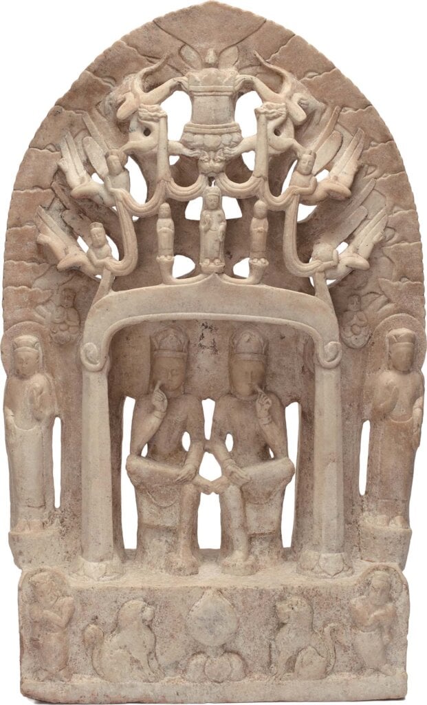 圖3 中國北齊時期570年 河北〈雙尊思惟菩薩像〉,大理石,62.2×37.8×14公分,圖/紐約亞洲協會:約翰.洛克菲勒三世伉儷收藏。