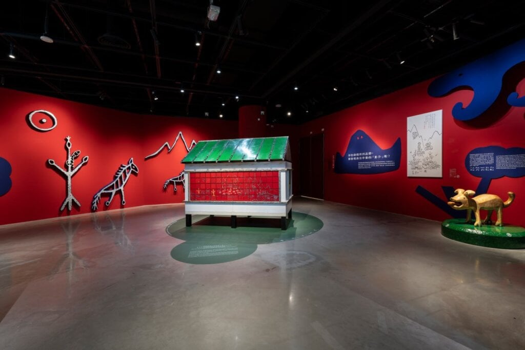國美館兒藝基地《文字跑進作品裡了！》開展 跨國新作與館藏對話，帶大小朋友探索作品中文字的秘密