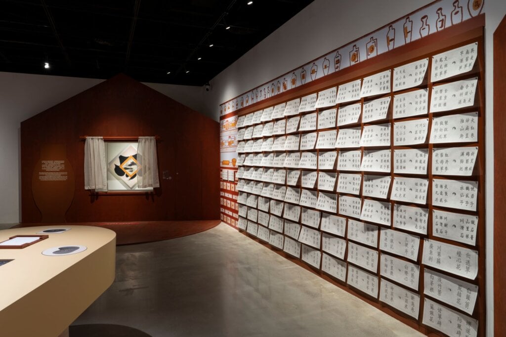 國美館兒藝基地《文字跑進作品裡了！》開展 跨國新作與館藏對話，帶大小朋友探索作品中文字的秘密