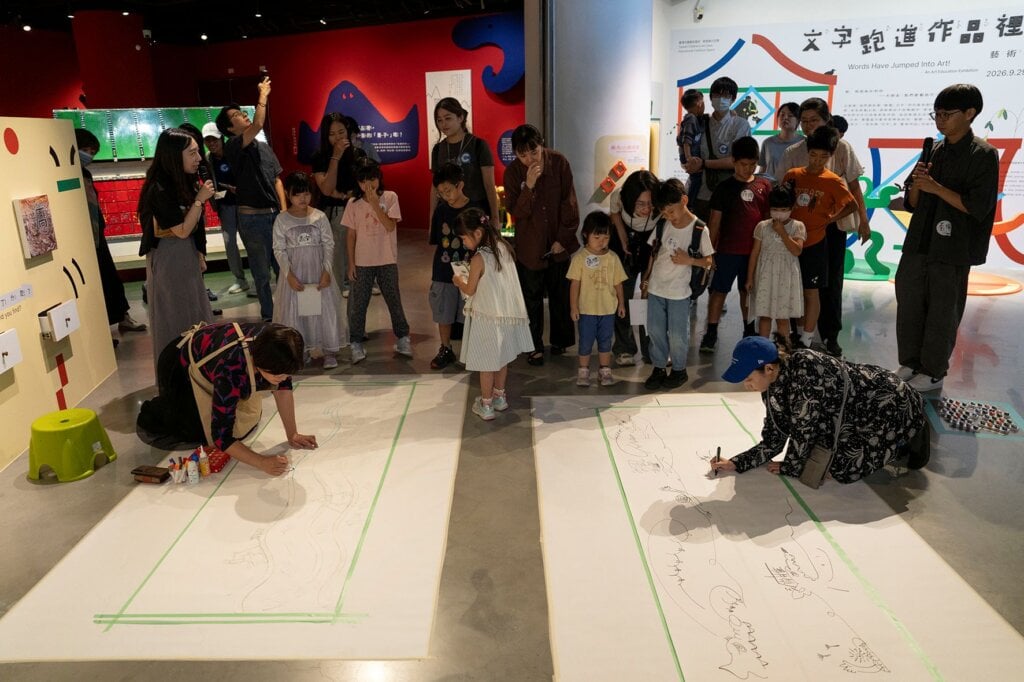 參展藝術家為「集體共創」活動起筆