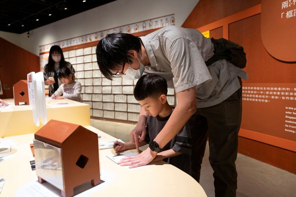 大小觀眾於展場內探索與採集文字。