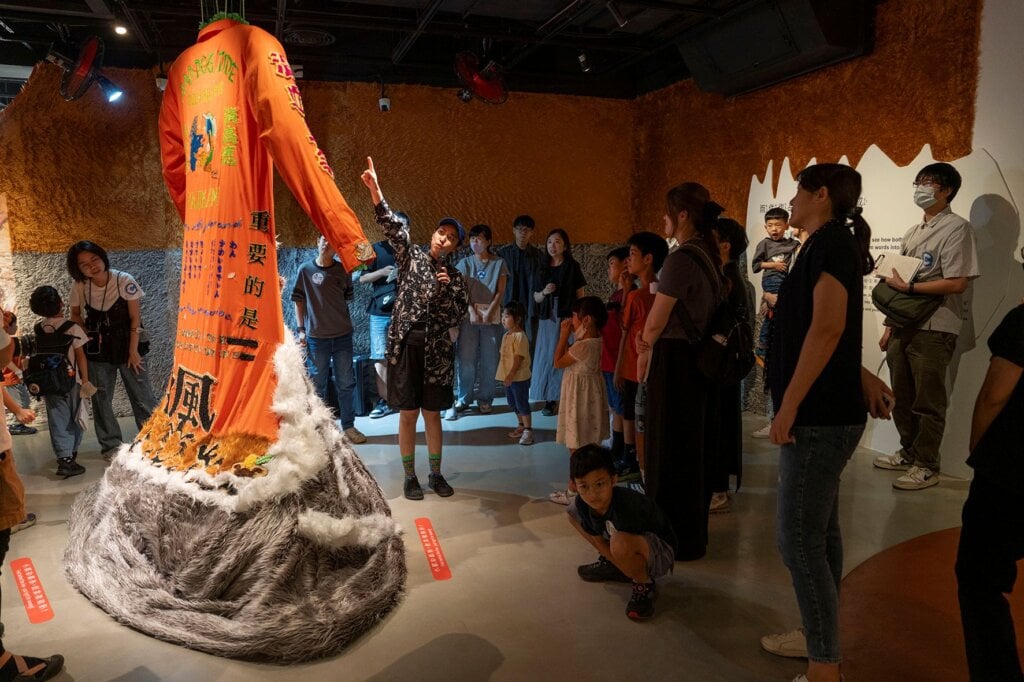 日籍藝術家胡宮雪娜分享委託作品〈風咬海〉,解密如何自館藏〈消高應〉轉化組合文字。