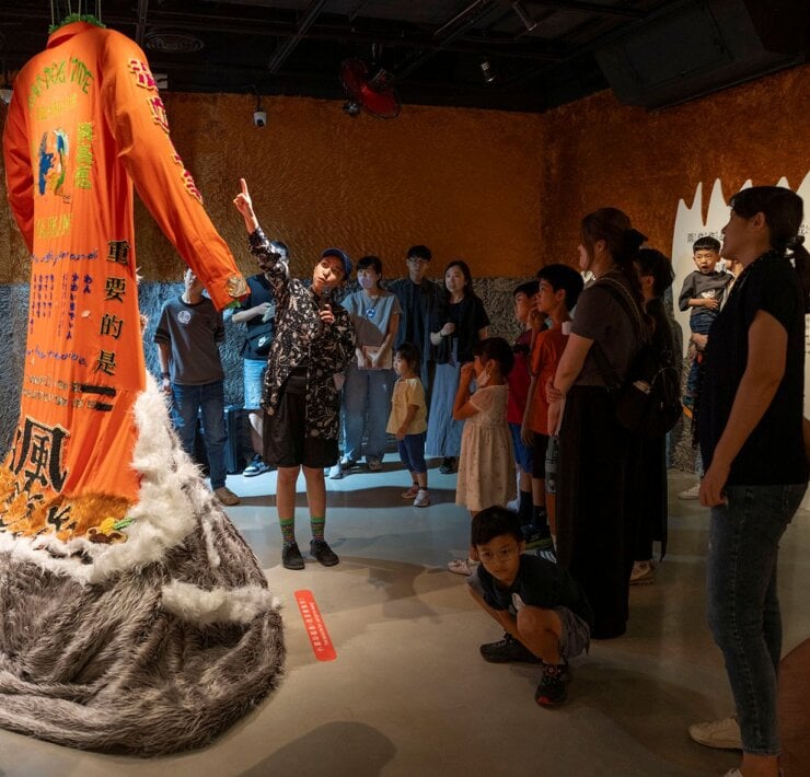 國美館兒藝基地《文字跑進作品裡了！》開展 跨國新作與館藏對話，帶大小朋友探索作品中文字的秘密