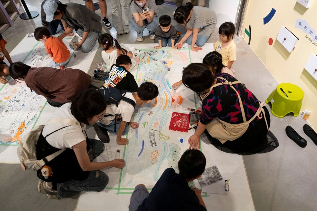 大小觀眾與參展藝術家共同進行「集體共創」體驗