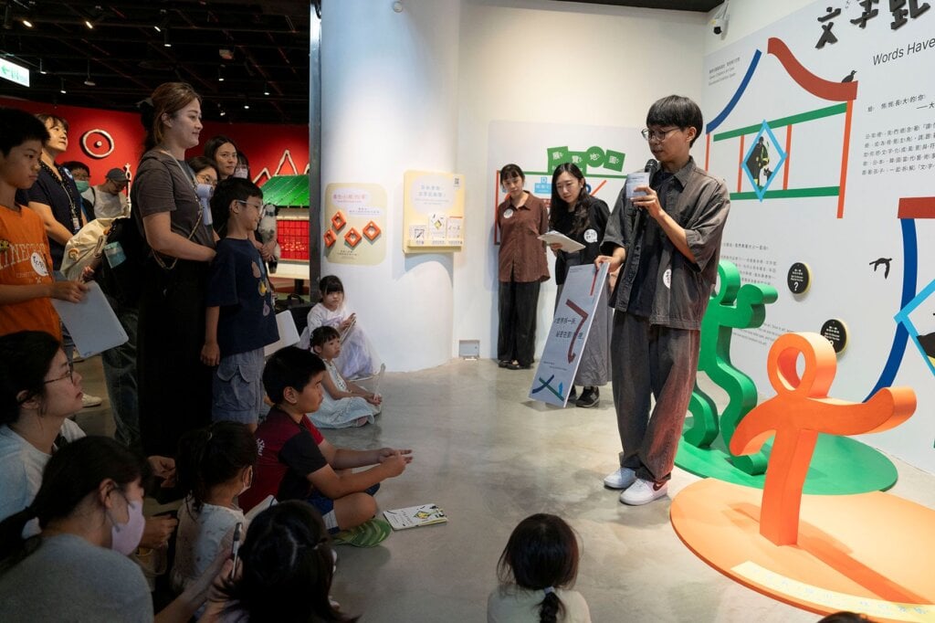 策展團隊分享展覽核心意涵,解析館藏與跨國委託創作之對話