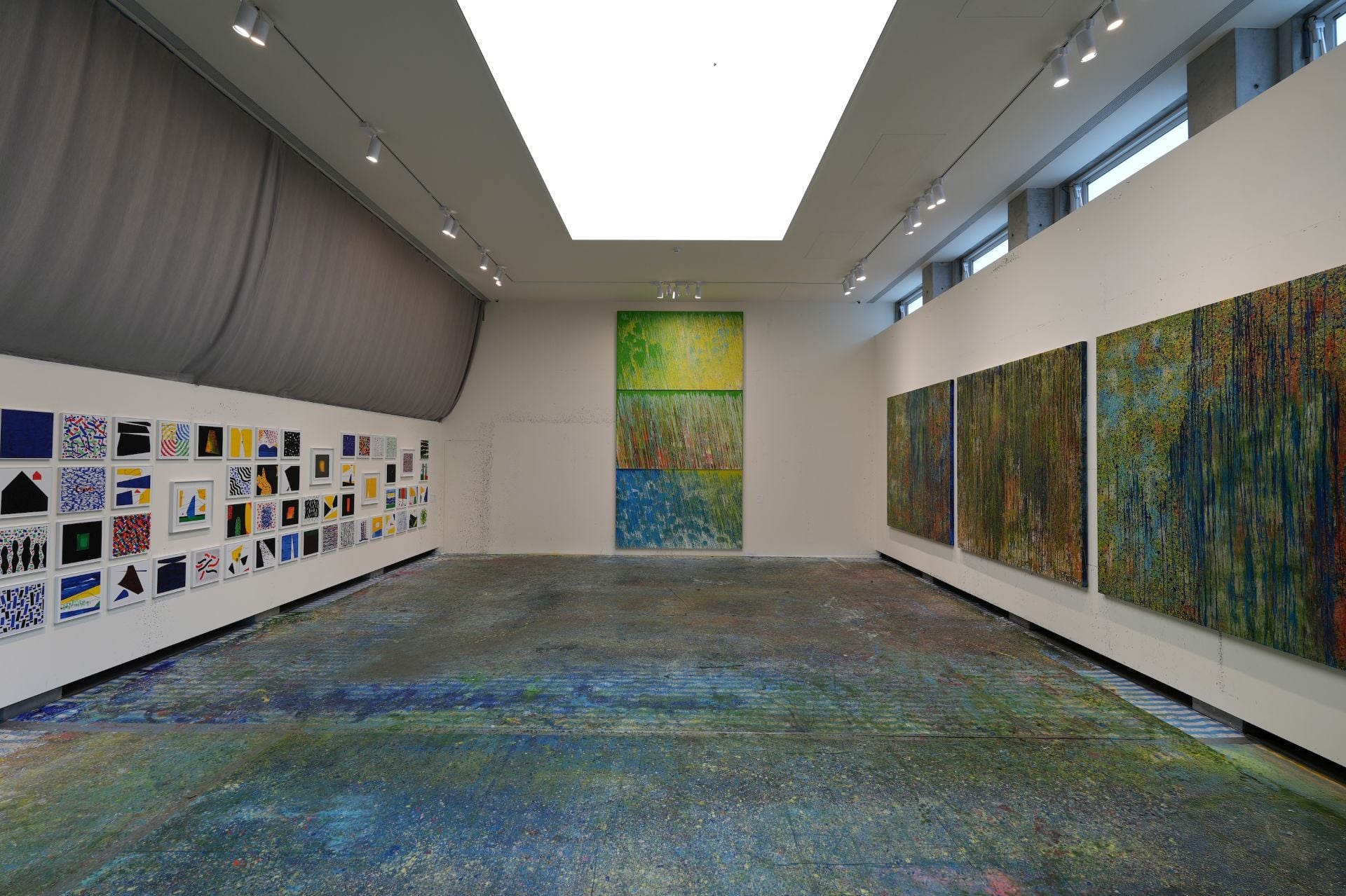 「畫布之外──江賢二的藝術」於信義館展廳一景，由左至右為：《爵士／金樽》系列、《生生不息 26-25》、《金樽／秋》。© 江賢二藝術文化基金會