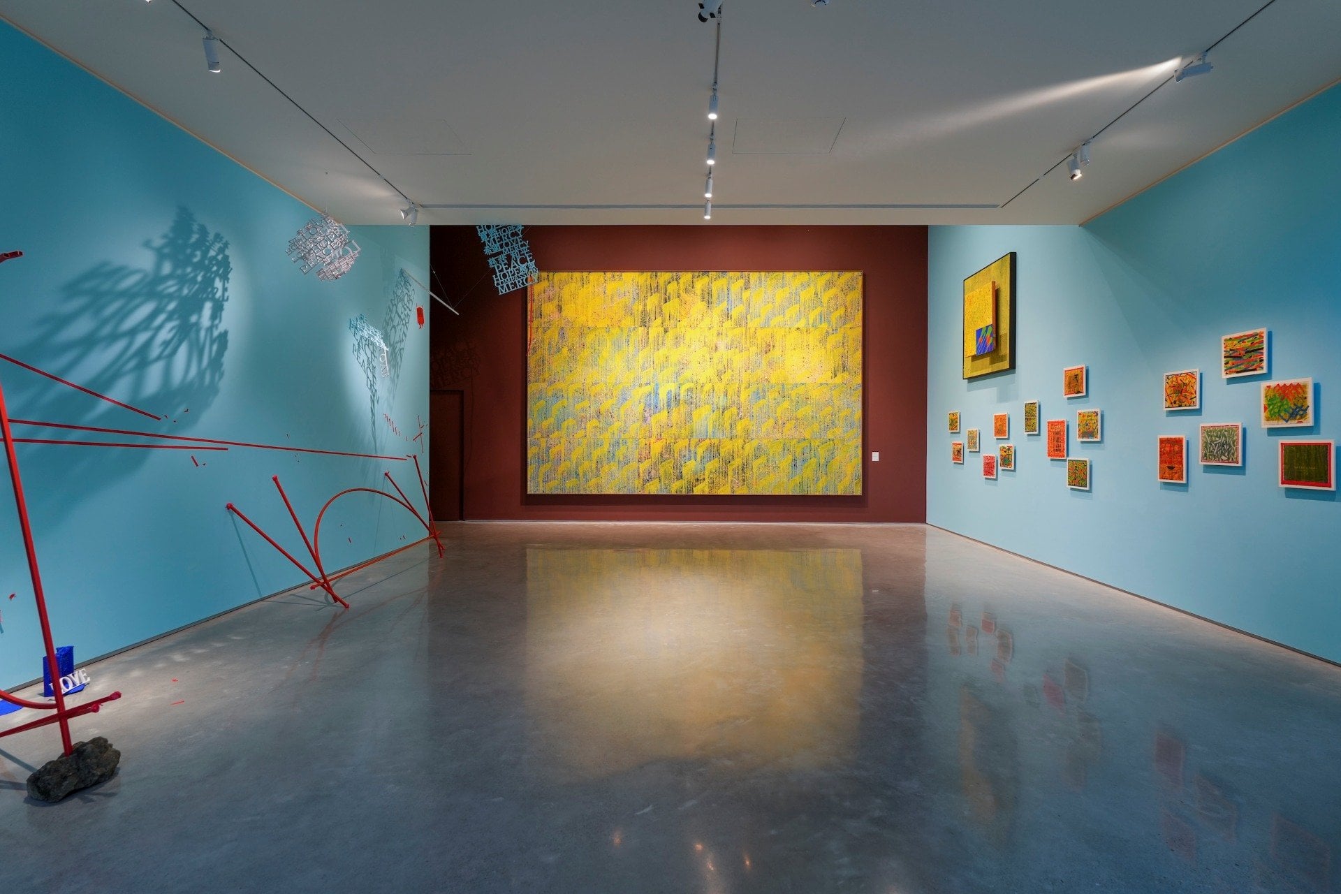 「畫布之外──江賢二的藝術」於勤誠館展廳一景。© 江賢二藝術文化基金會