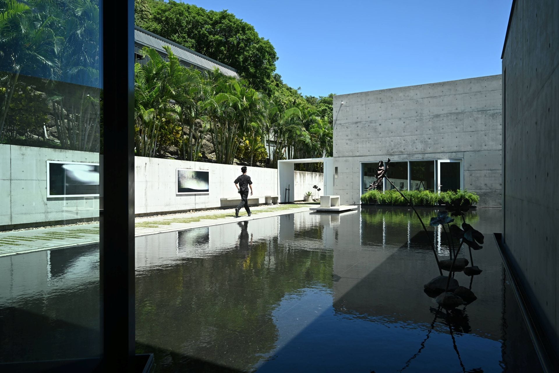 江賢二藝術園區內的銀湖走廊與靜池一隅。© 江賢二藝術文化基金會