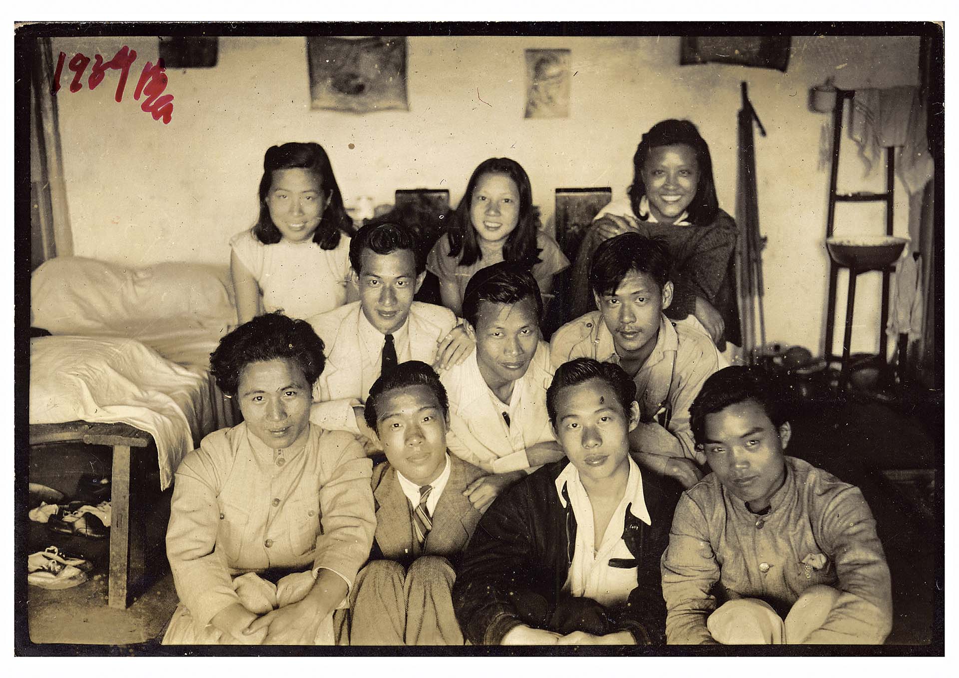 1939年，雲南昆明，許鐵生（二排中）與趙無極及杭州藝專同學於宿舍為趙無極惜別合影。