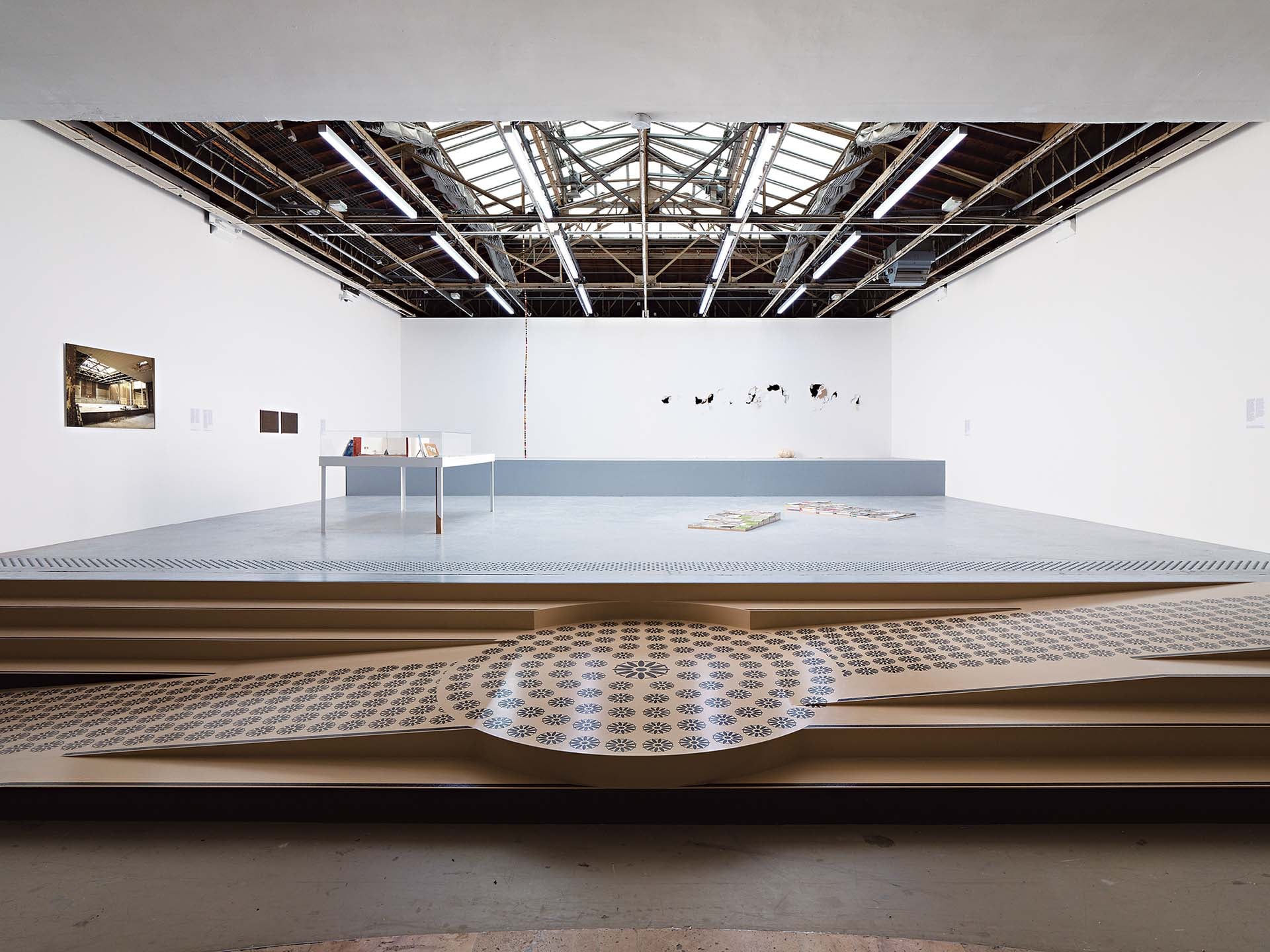 約瑟夫．葛里格里於東京宮展覽「這裡就是我們所在之處」（This Is Where We Are）展出現場。（Courtesy of the artist & Air de Paris [Romainville/Grand Paris…