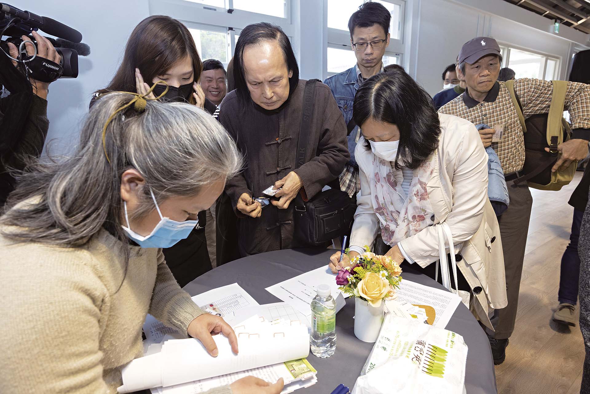 全華網事件的受害藝術家走過漫長歷程,終於領回當初被不當方式取得的各類同意書。(文化部提供)