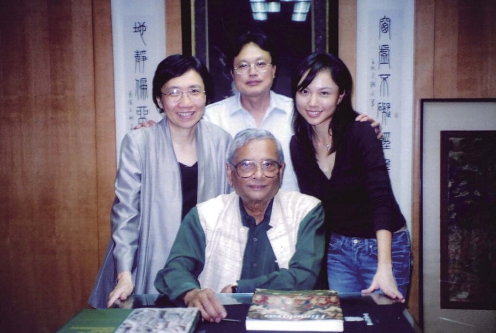 218482-01-Dr. Pratapaditya Pal與我們全家在雙清館