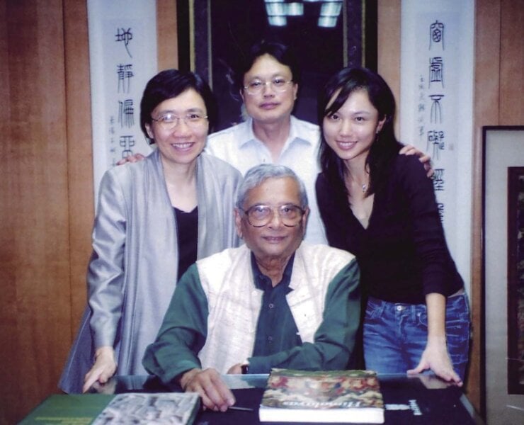 218482-01-Dr. Pratapaditya Pal與我們全家在雙清館