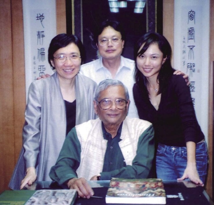 218482-01-Dr. Pratapaditya Pal與我們全家在雙清館