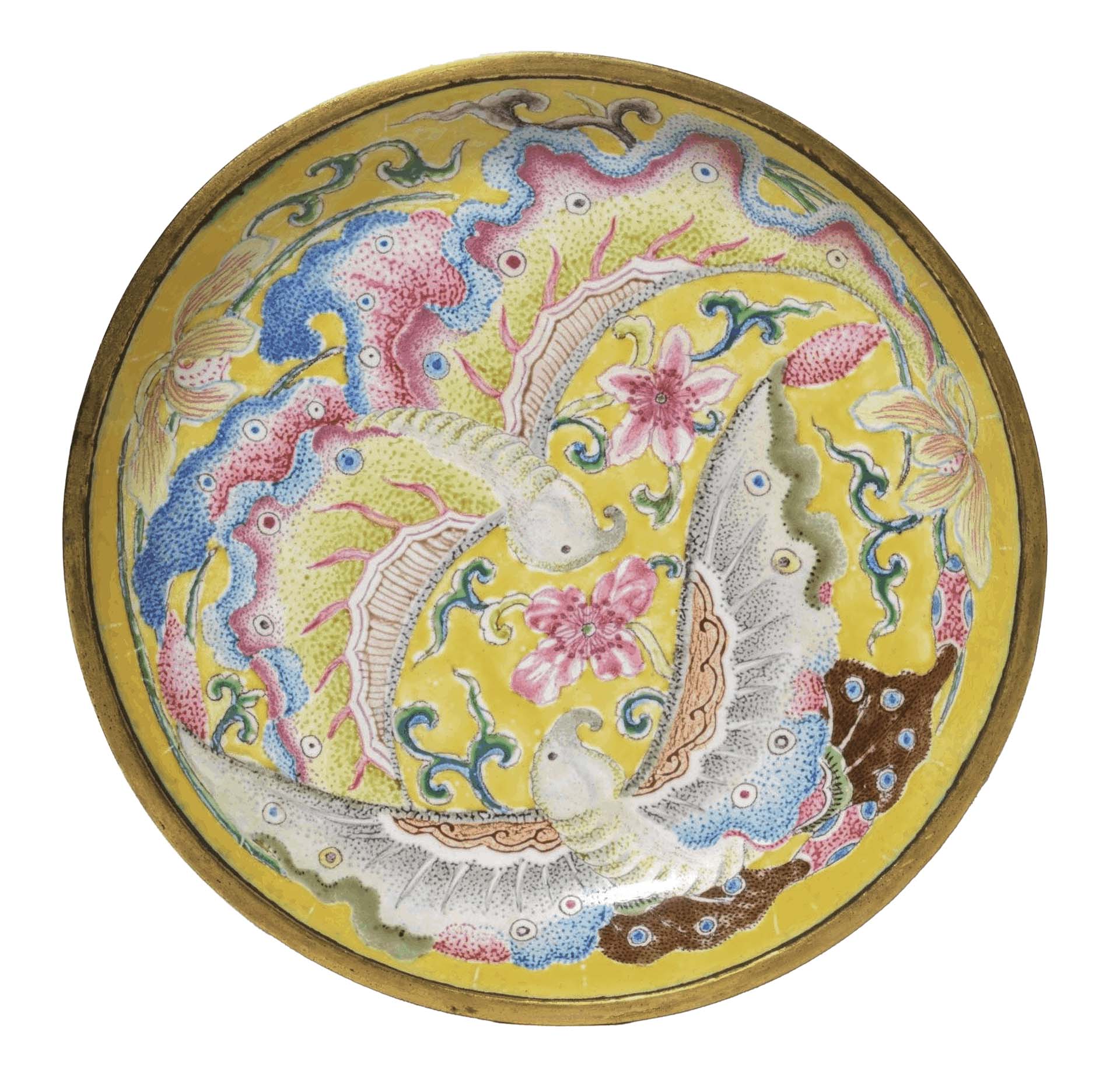 圖11|清康熙〈銅胎畫琺瑯黃地雙蝶紋盤〉,「康熙御製」款,高1.6公分,徑9.3公分,香港藝術館藏,沐文堂捐贈。