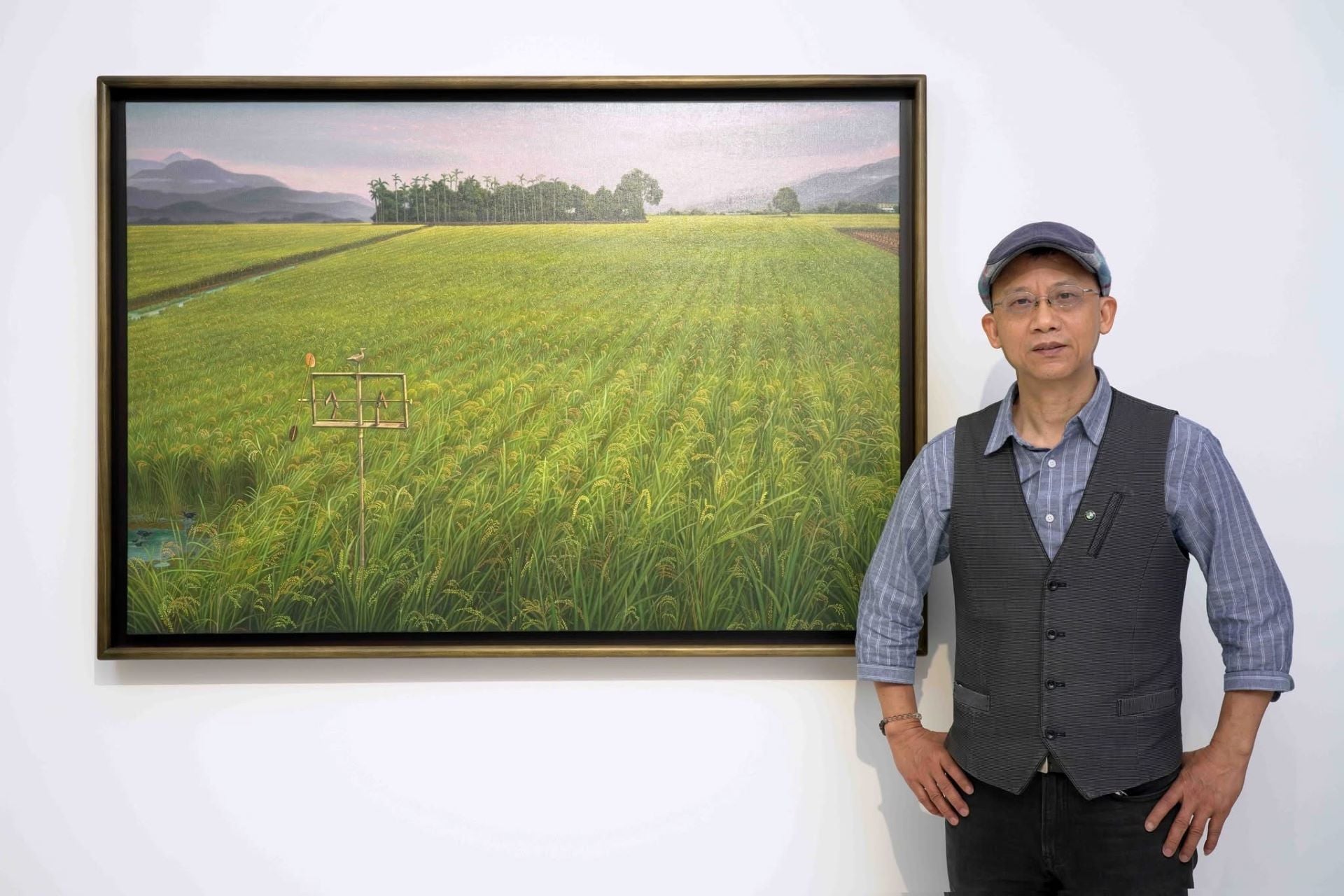 藝術家連建興與作品《津津樂稻》（2024）。（攝影／陳明聰）