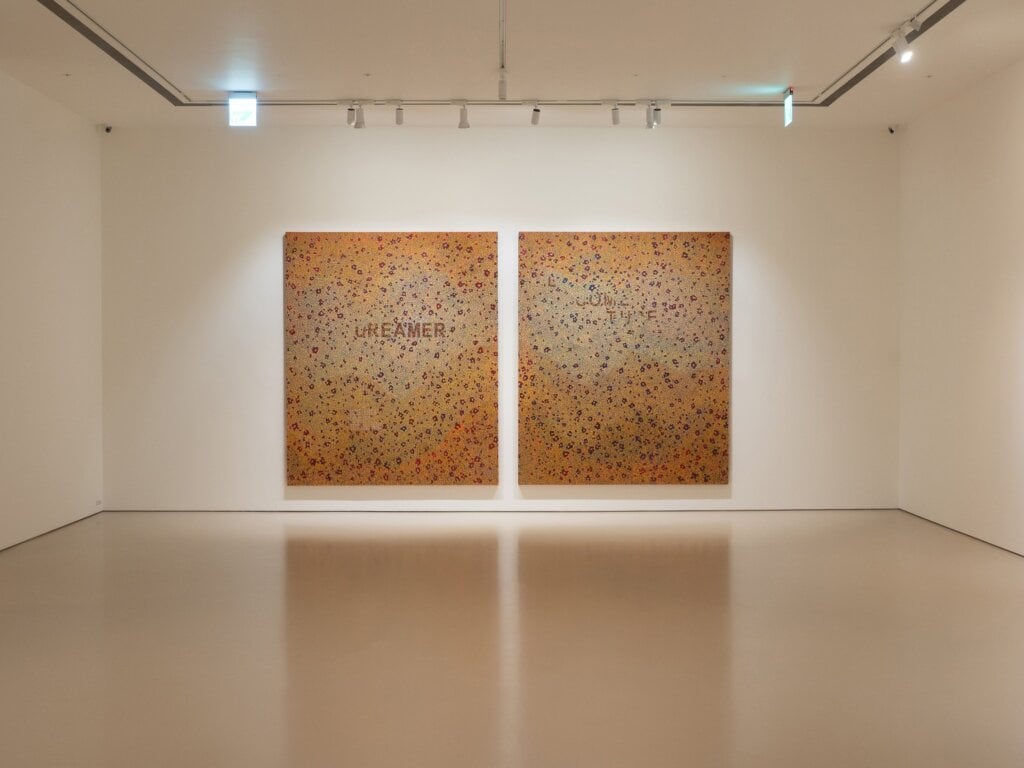 藝術家王玫玲於誠品畫廊舉辦「關鍵字—延續」個展一景。《不屈不撓》系列、《夢想家》與《成真》為王玫玲首度嘗試的大尺幅創作，面對這項全新挑戰，她時時以不屈不撓的態度自我勉勵，也展現出持續探索、勇於突破的創作精神。（圖片由誠品畫廊提供）