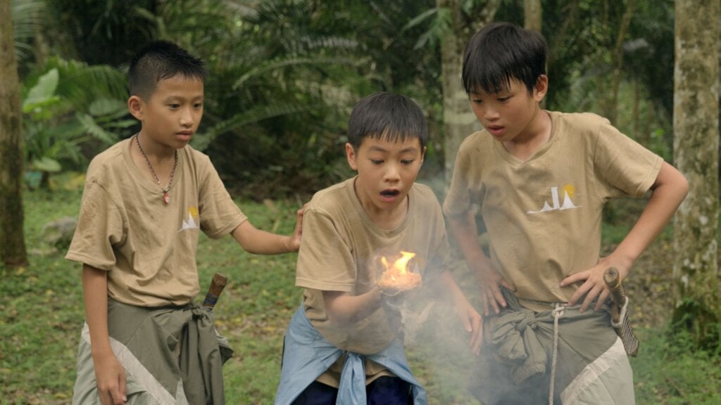 回家狂碎念「打火石超難用」!小腳丫成功生火瞬間嗨翻