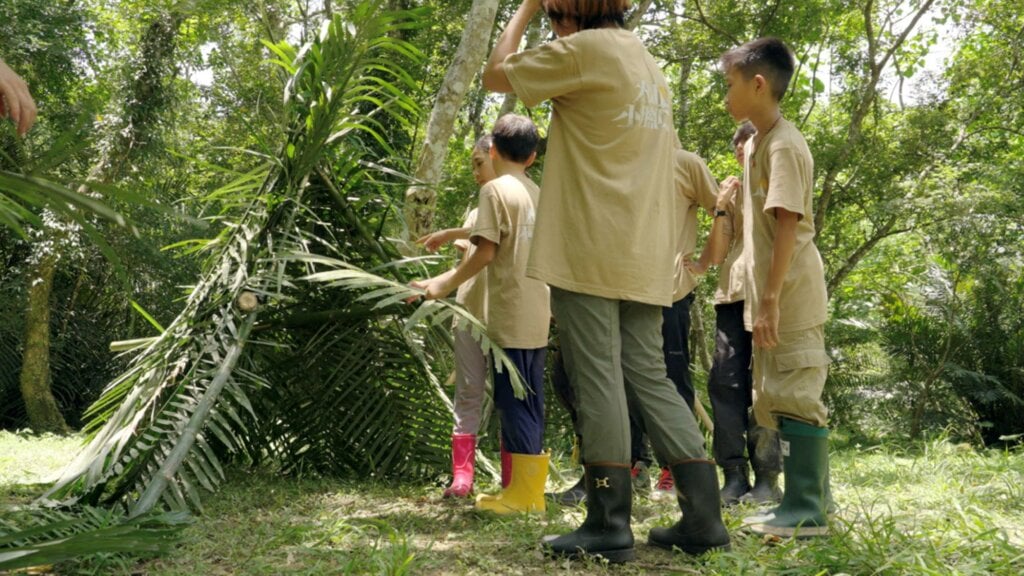 老獵人「無言之教」震撼洗禮!小腳丫親伐竹木手作「達路岸」