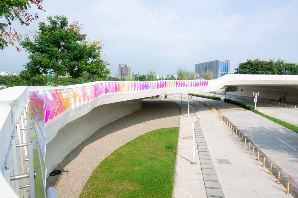 第10屆公共藝術獎「藝術創作獎」得獎作品「水湳經貿園區(中央公園新建工程、中央公園地下停車場工程、區段徵收工程)公共藝術設置計畫【甲案】-時光琉彩」。（文化部提供）