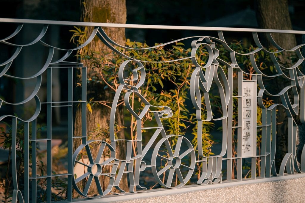 第10屆公共藝術獎「教育推廣獎」得獎作品「臺北市萬華區東園國民小學捷運共構大樓新建工程公共藝術-《漫話東園》」。（文化部提供）