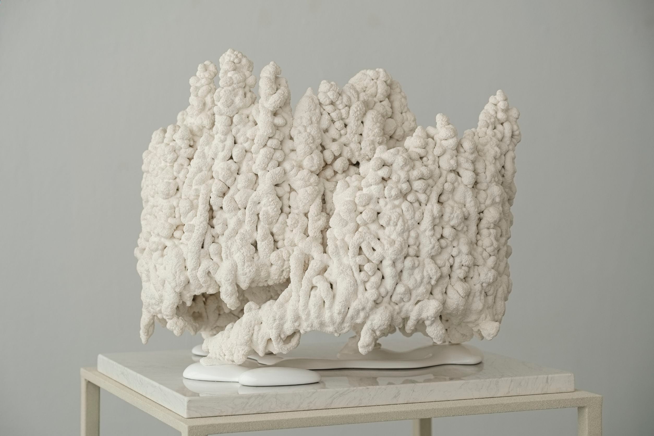 何宇森〈石膏－耶穌〉，2020，45 × 36 × 43 公分（含底座），材料：高強石膏、無酸樹脂、鋼鐵、玻璃纖維強化塑膠、大理石。提供／耿畫廊。