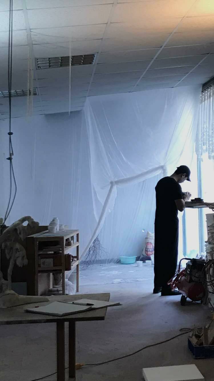 何宇森創作現場。提供／耿畫廊。