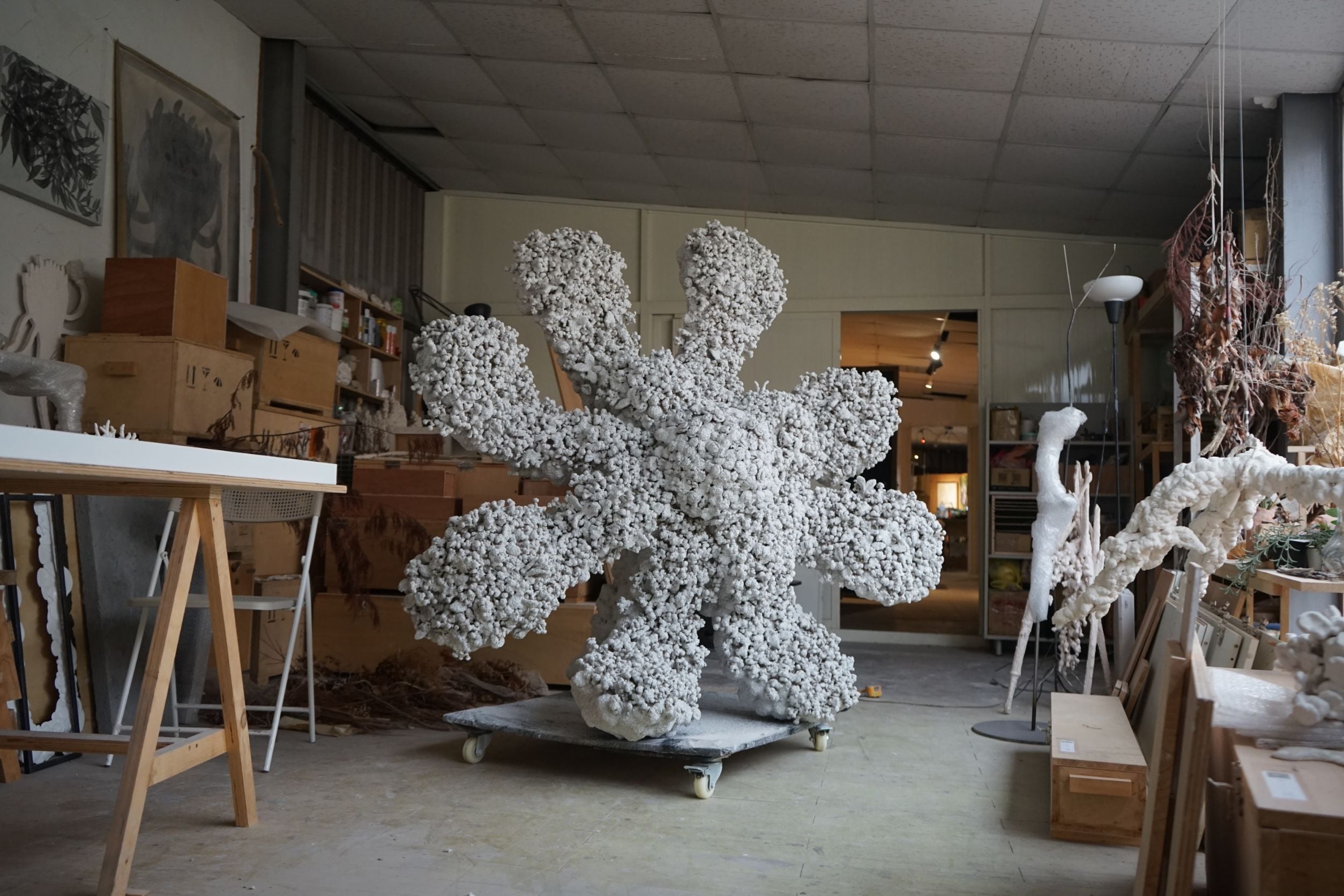何宇森〈南方雪〉，2024，175 × 175 × 90 公分，材料：鋼鐵、玻璃纖維強化塑膠、汽車烤漆、汽車清漆。提供／耿畫廊。