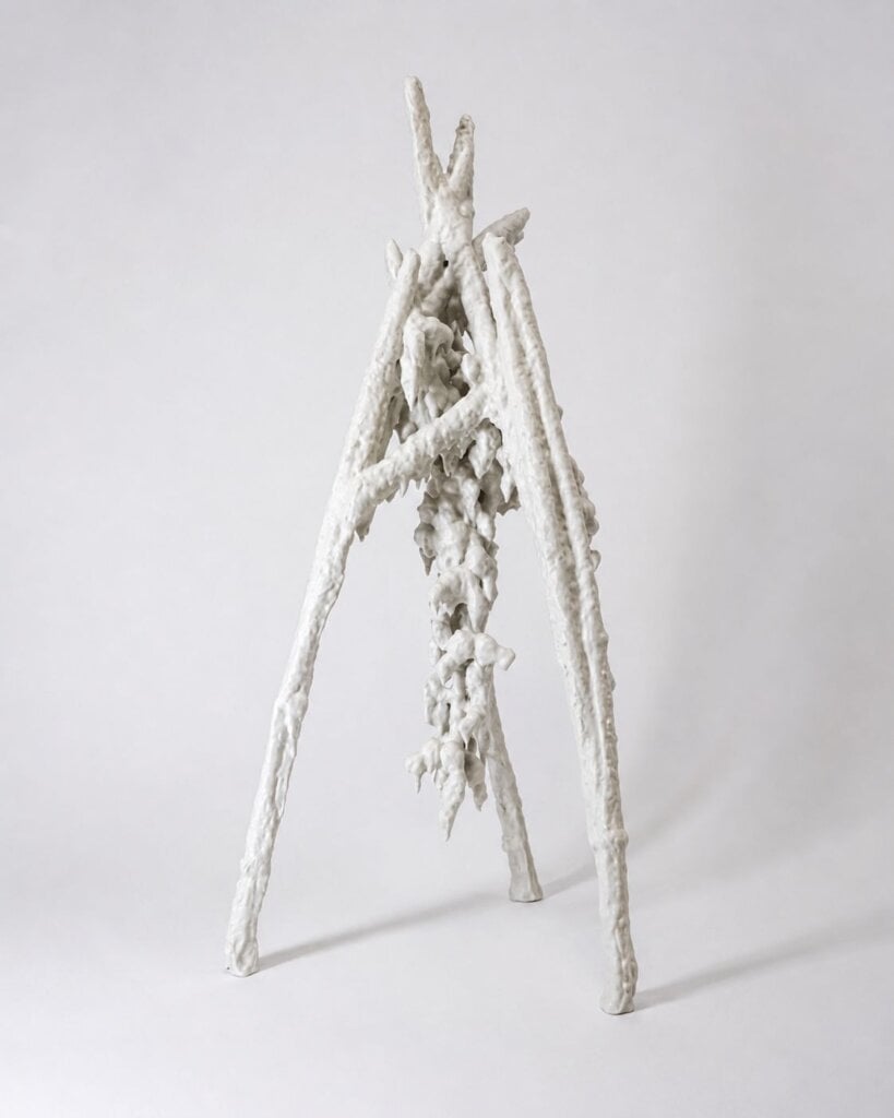 何宇森〈支撐〉，2024，28 × 28 × 101 公分，材料：鋼鐵、玻璃纖維強化塑膠、汽車面漆、汽車清漆。提供／耿畫廊。