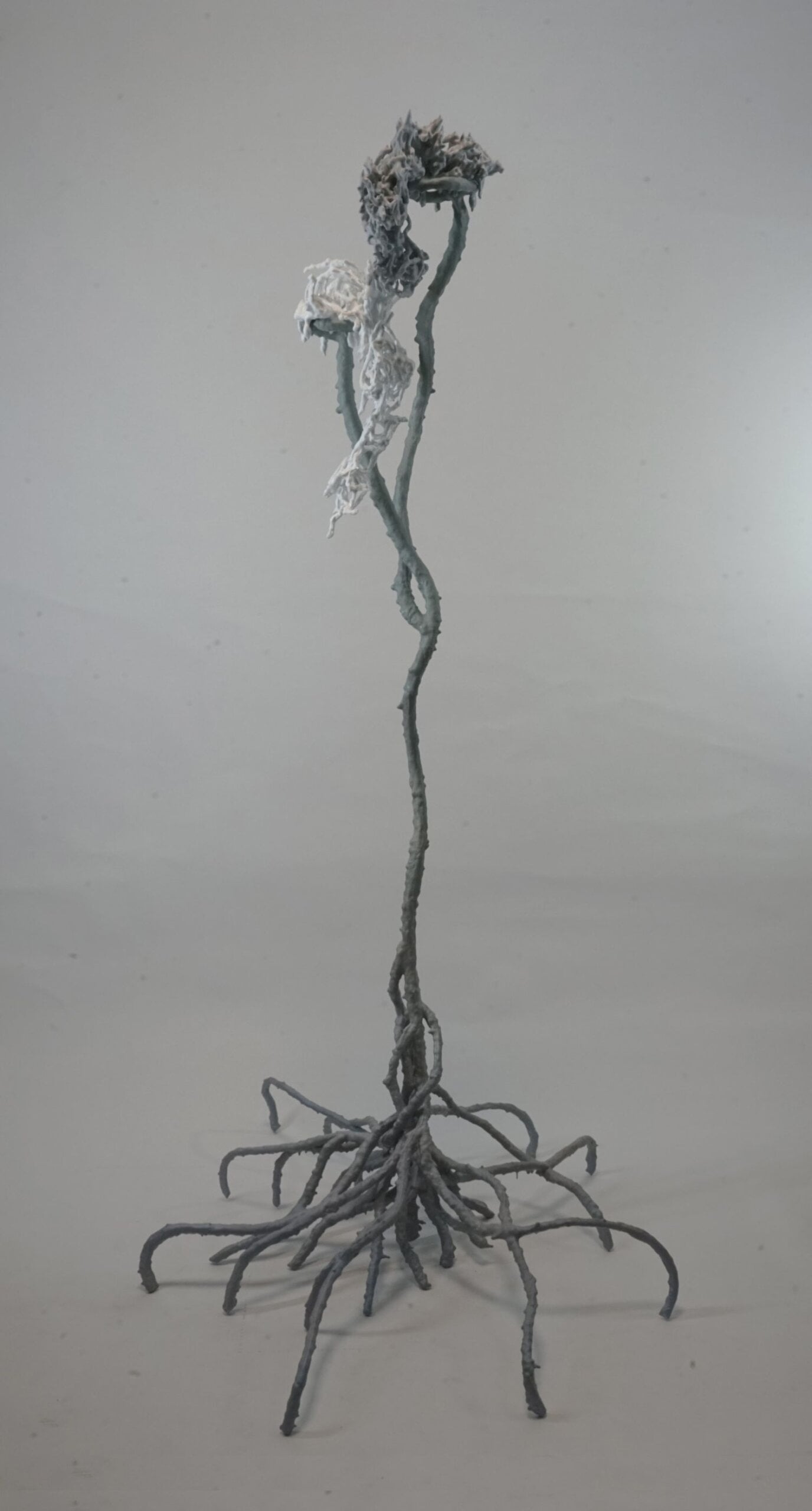 何宇森〈嫁接〉，2024，103 × 90 × 179.5 公分，材料：鋁、不鏽鋼、鐵、玻璃纖維強化塑膠、汽車漆。提供／耿畫廊。
