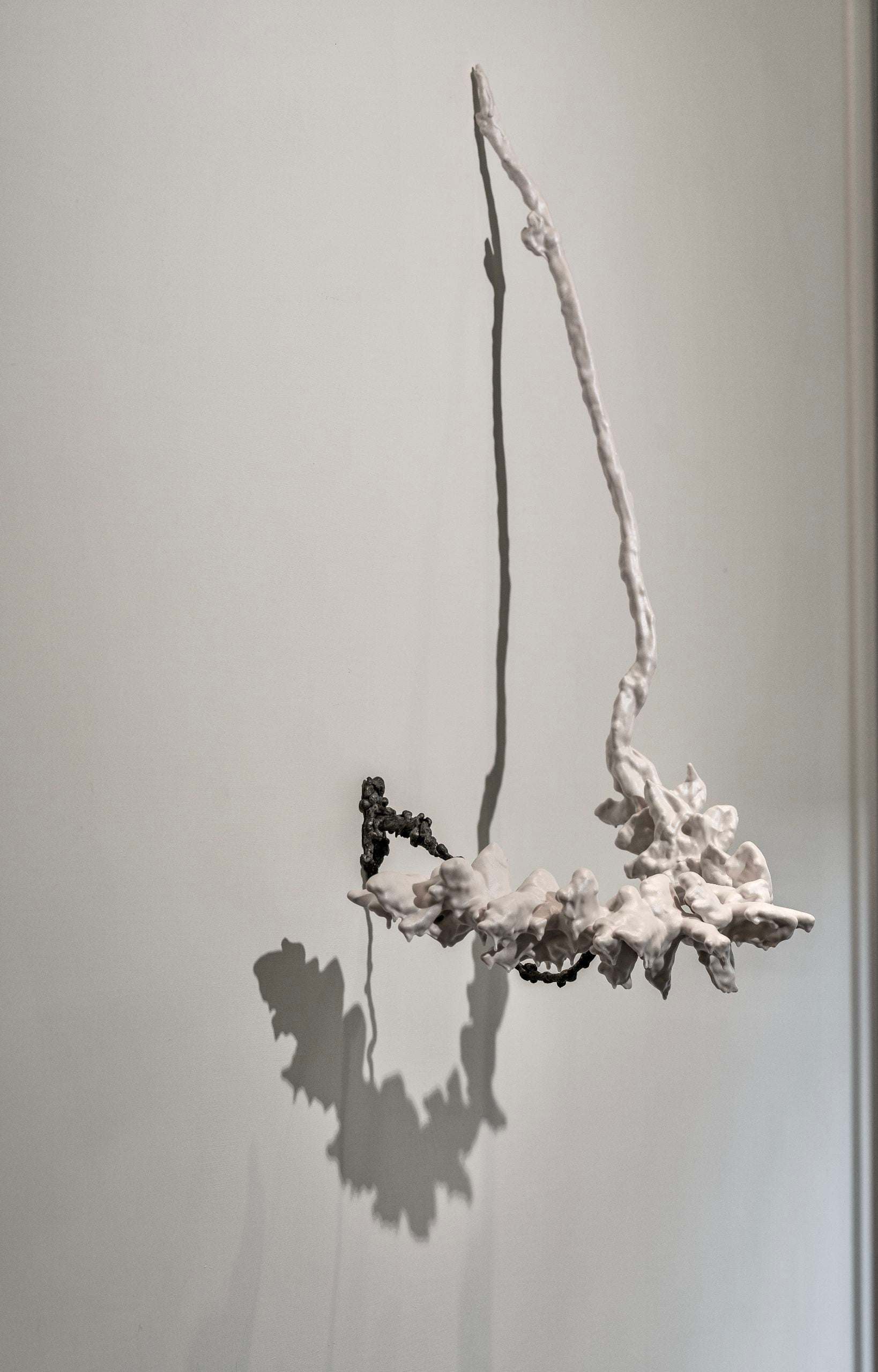 何宇森〈垂墜－偶然〉，2024，37 × 37 × 91 公分，材料：鋼鐵、玻璃纖維強化塑膠、汽車面漆、汽車清漆。提供／耿畫廊。