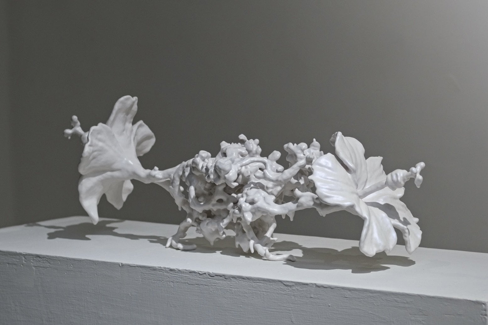 何宇森〈雙生〉，2025，62 × 17 × 14 公分，材料：不鏽鋼、鋁、玻璃纖維強化塑膠、汽車清漆。提供／耿畫廊。