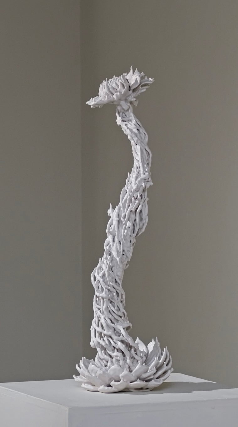 何宇森〈銜接－神經〉，2025，32 × 30 × 88 公分，材料：不鏽鋼、鋁、玻璃纖維強化塑膠、汽車清漆。提供／耿畫廊。