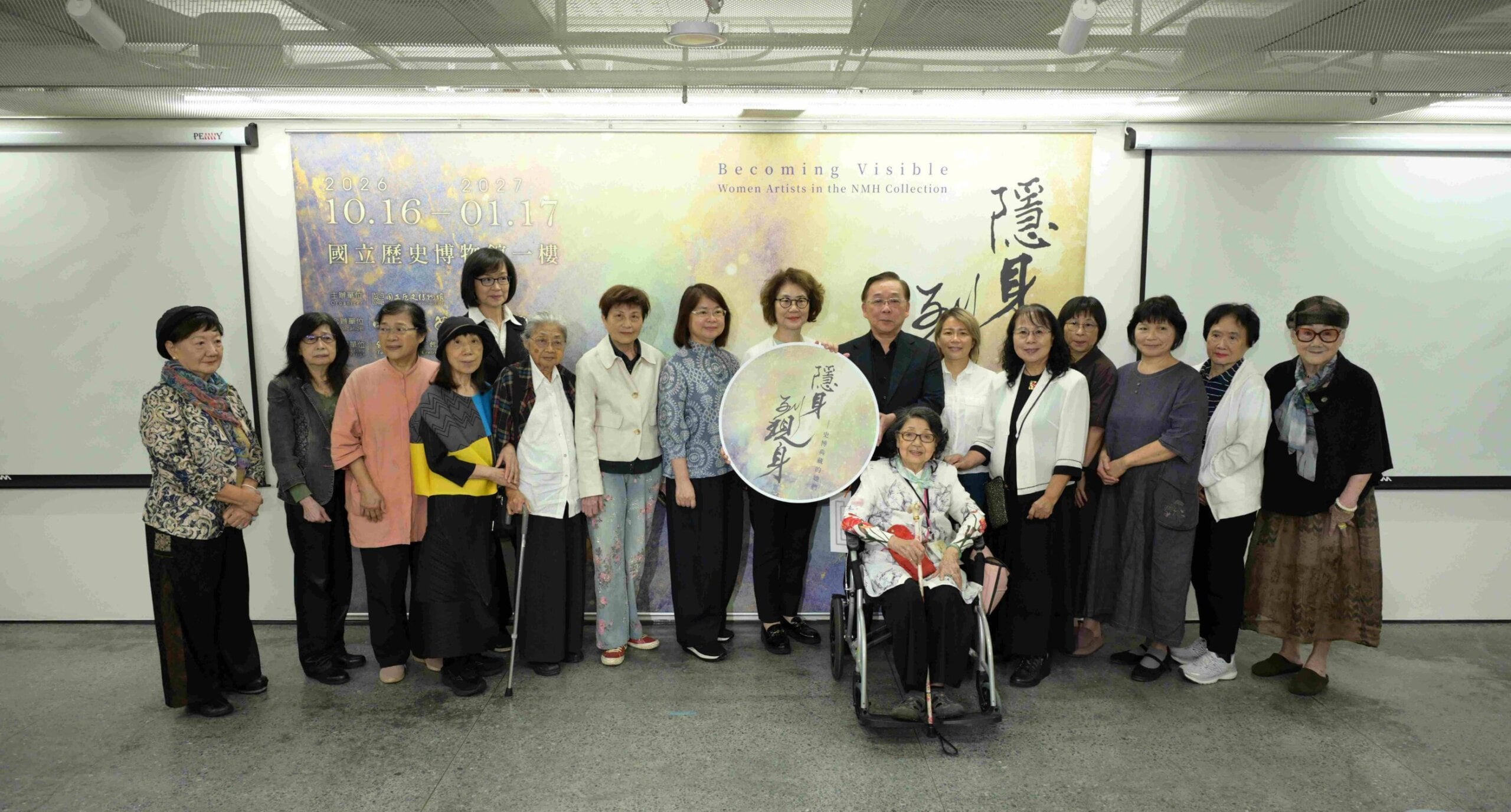 國立歷史博物館「隱身到現身—史博典藏的她們」特展開幕式,國立歷史博物館長洪世佑(右7)、台灣國家婦女館組長陳慧怡(右6)與藝術家梁秀中(前)、鍾桂英(右1)、薛保瑕(右8)等合影。提供/國立歷史博物館。