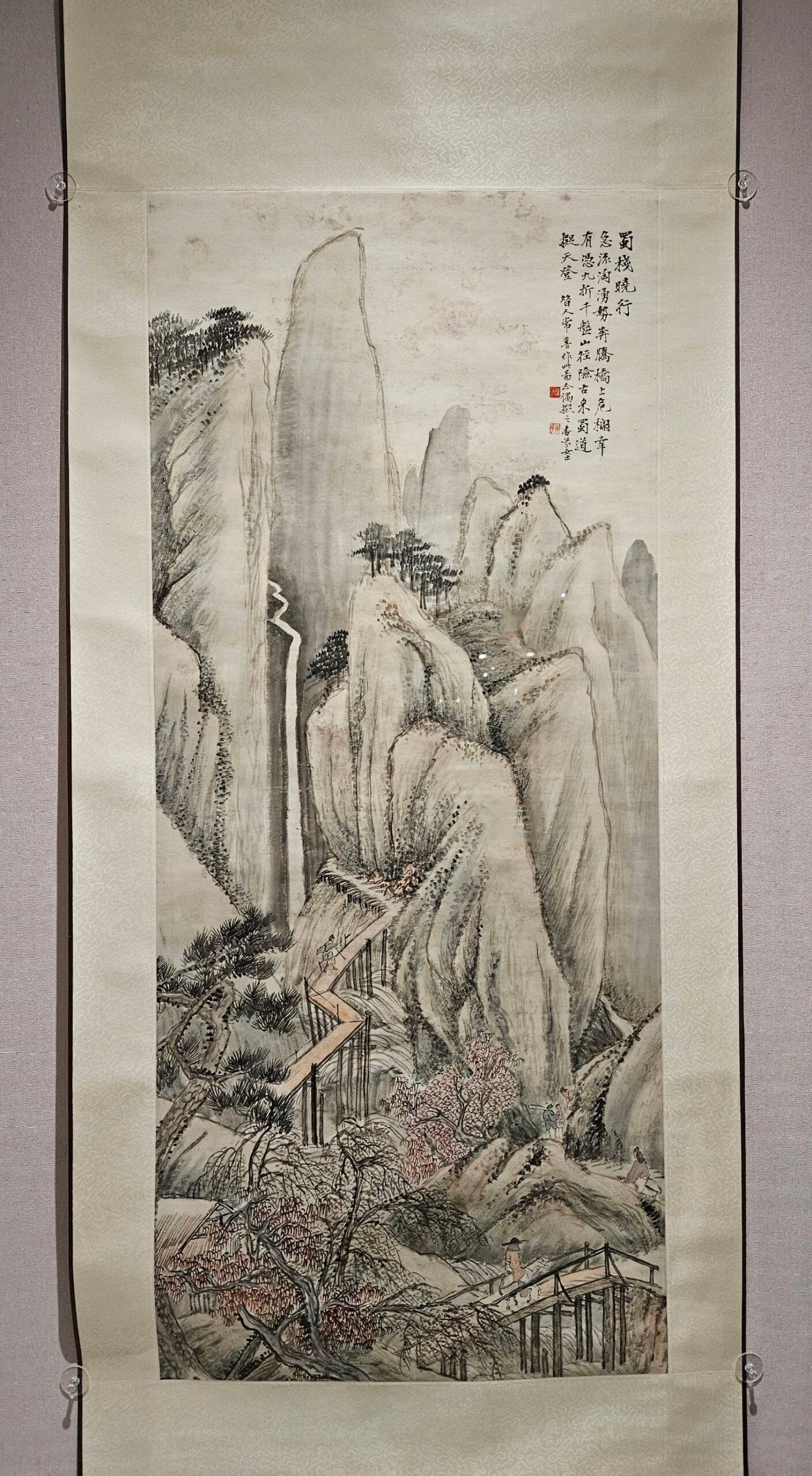 吳杏芬《蜀棧曉行》,創作年代不詳,120×52公分,水墨設色紙本,國立歷史博物館藏。攝影/曾信容。