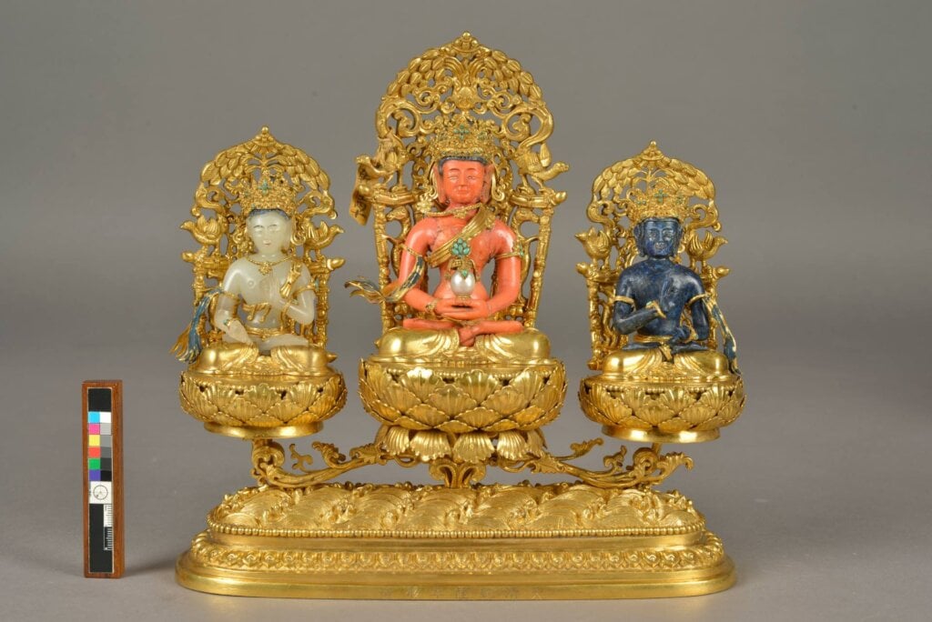 清乾隆〈金嵌珊瑚阿彌陀佛三尊像(大勢至菩薩、阿彌陀佛、觀世音菩薩)〉修復後。圖/國立故宮博物院。