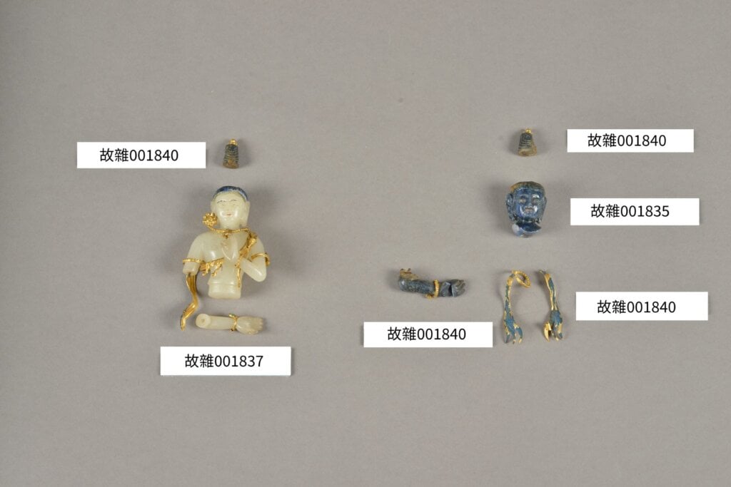 發現原屬清乾隆〈金嵌珊瑚阿彌陀佛三尊像〉之缺失構件。圖/國立故宮博物院。