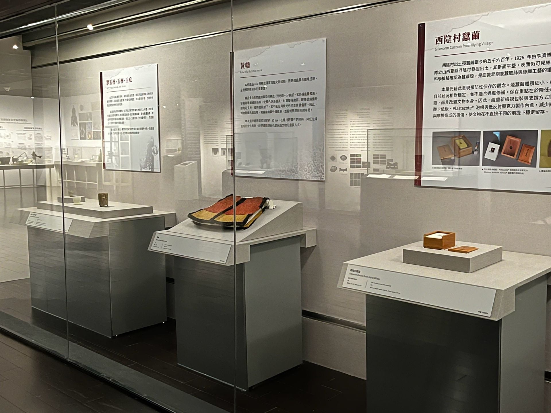同一展櫃中〈黃幡〉為了保護脆弱材質,光線設置較弱。攝影/李思潔。