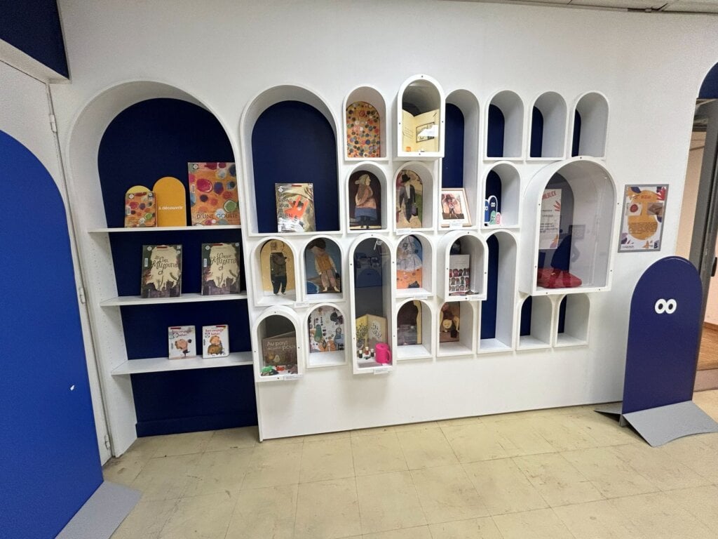 主題書展角落，看得出是哪位插畫家的作品嗎？