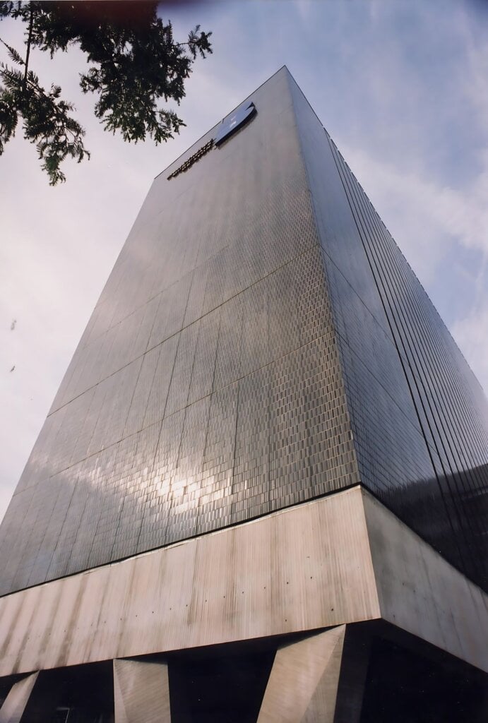 高達17層的塔樓是一座藏書寶塔喔！照片來源：https://www.linflux.com/art/rayon-iii-silo-de-la-bibliotheque