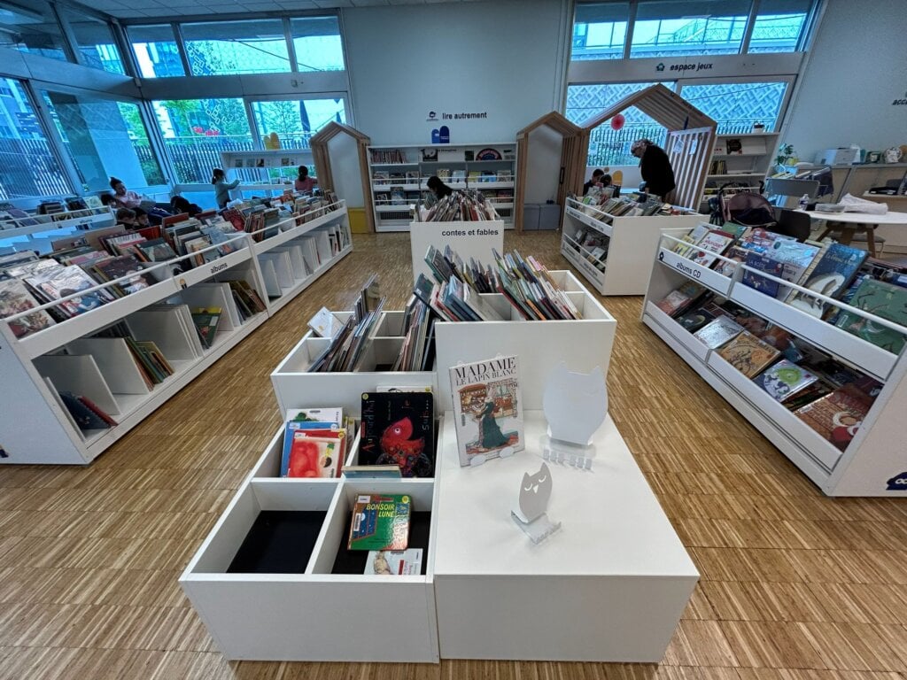 在畫面右側的有聲圖書架旁一本本翻閱，看到這次分享的哪本繪本了嗎？