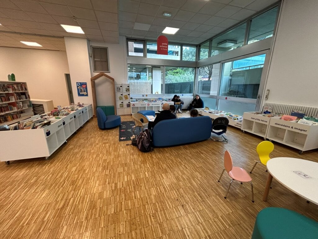 靠窗角落是可席地的幼兒閱覽區。