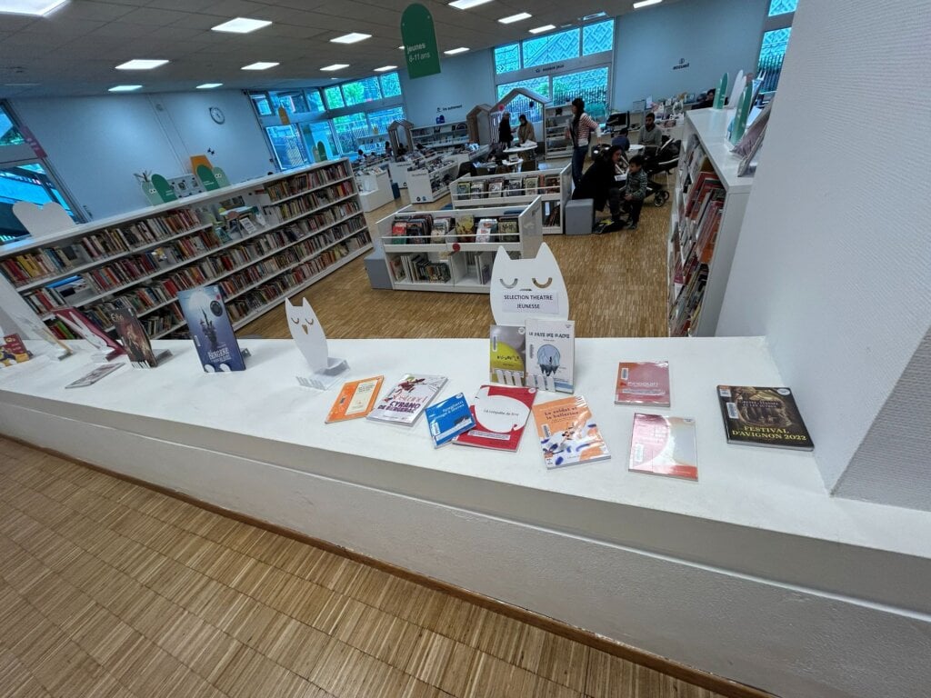 翻修後成了白色書森林，一邊是斜坡，另一邊是台階。
